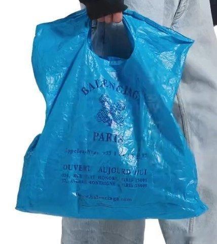 巴黎世家8200元塑料袋之前的一些抽象奢饰品还能理解理解，但是这个真理解不了