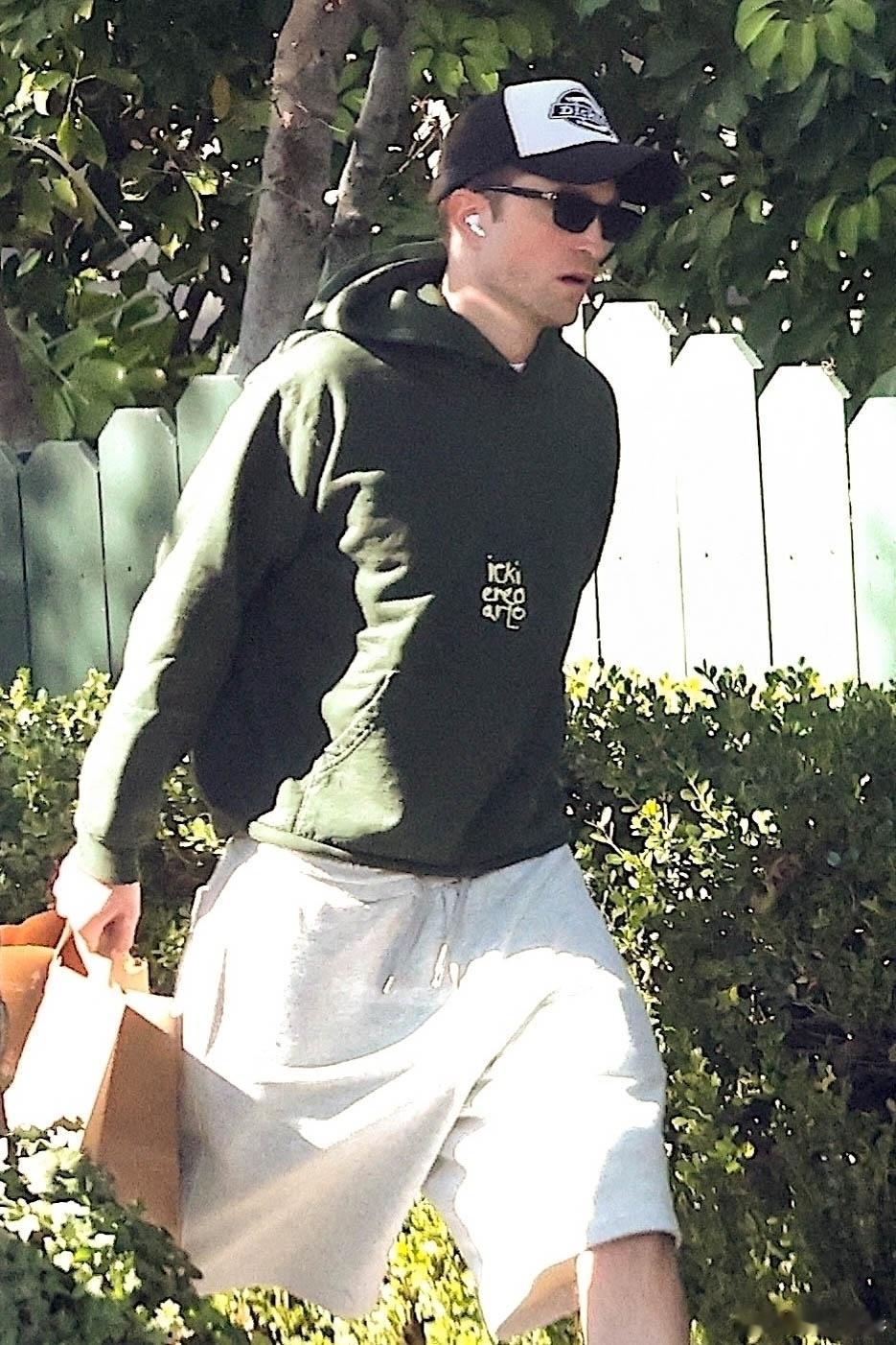 【高清】罗伯特·帕丁森2月1日洛杉矶街拍。RobertPattinson