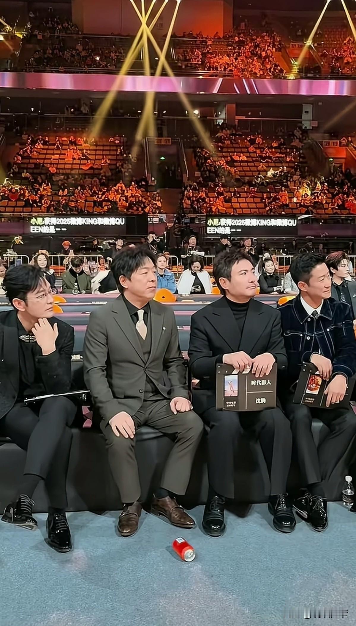 4个百亿票房得主坐一起，晓明哥在长相方面占优，要论在娱乐圈的地位，你说谁最