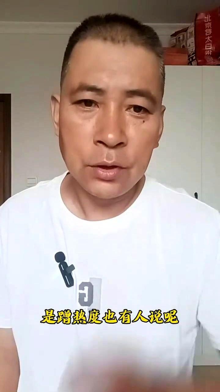 权威大媒半月谈的镜头，竟然对准了争议不断的董路。专访视频一发，评论区直接炸锅