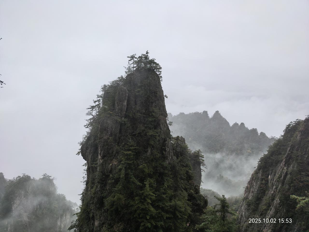 雨雾蒙蒙老君山