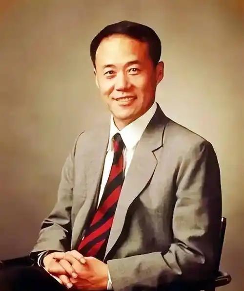 王石，地产界的传奇教父，一生大风大浪，以卓越商业眼光和领导力引领万科走向辉煌。然