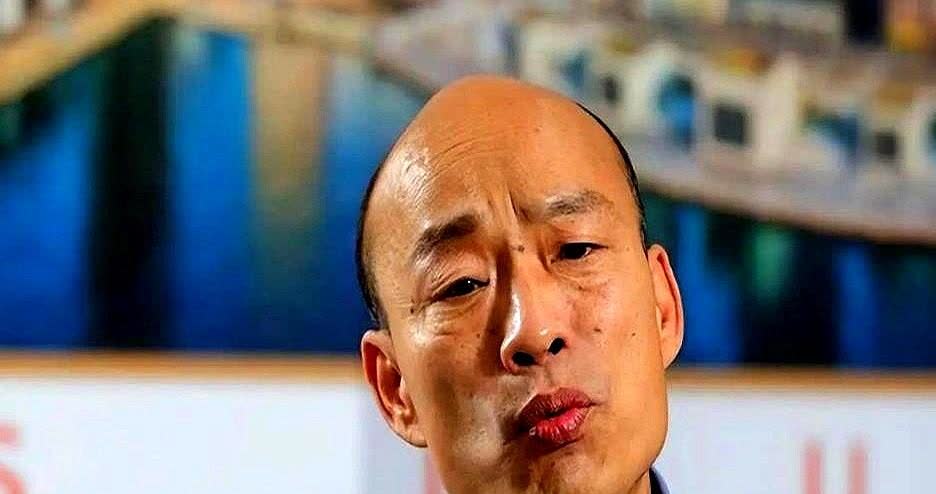 郑丽文为什么不敢去找韩国瑜？她门儿清啊。因为韩国瑜正跟傅崐萁坐着