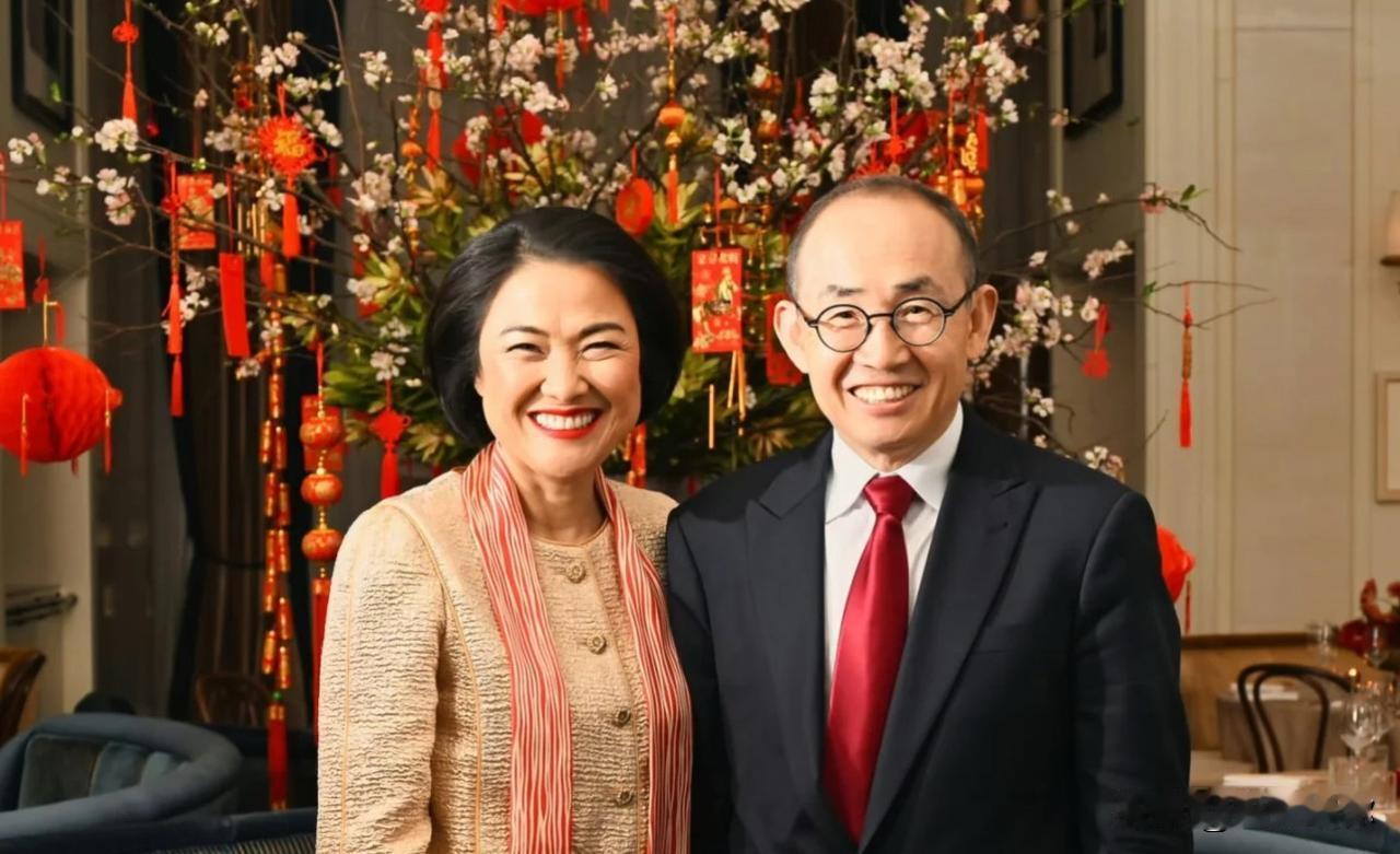 潘石屹是眼界仅次于李嘉诚的资本家，虽然没有李嘉诚的七进七出那么精彩，但断尾求生也