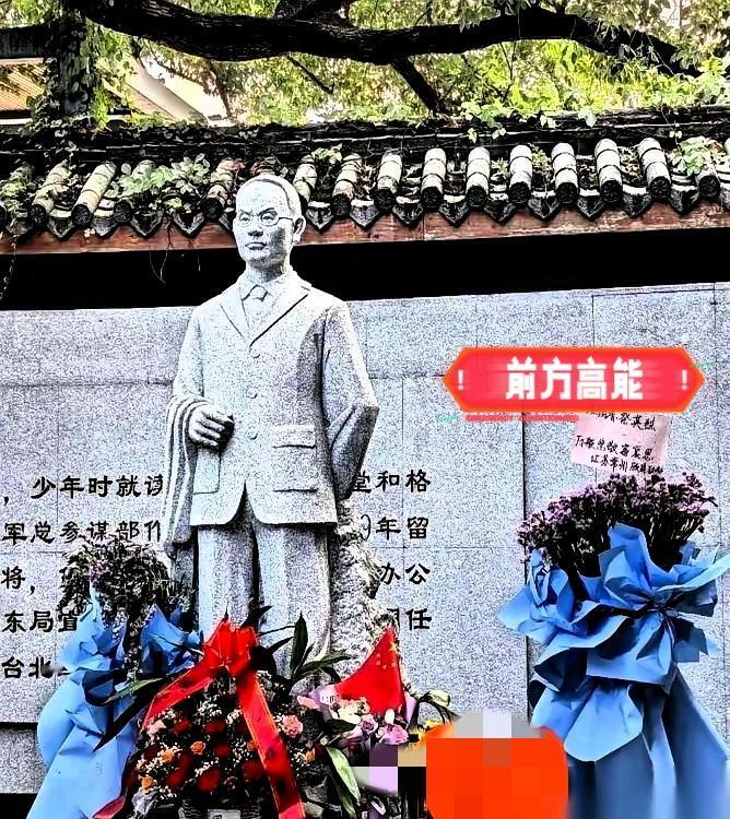 别再拿《潜伏》里的余则成比吴石了因为压根不是一回事余则成到最后才是个中校，搞