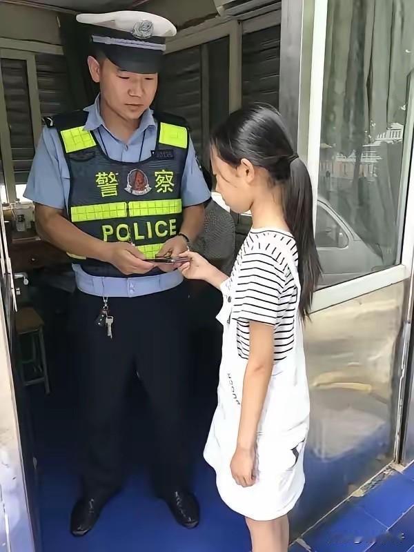 南京，一小学生捡到手机主动交到交警岗亭，失主取回手机时意外发现女孩走路一瘸一拐，