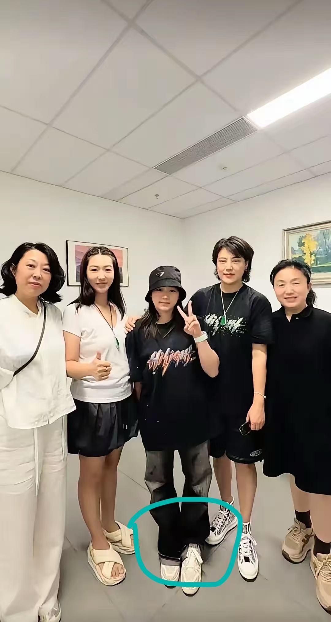 全红婵现身黄子韬演唱会，照片上全是亮点！亮点一：不仅全红婵追星黄子韬，黄子韬