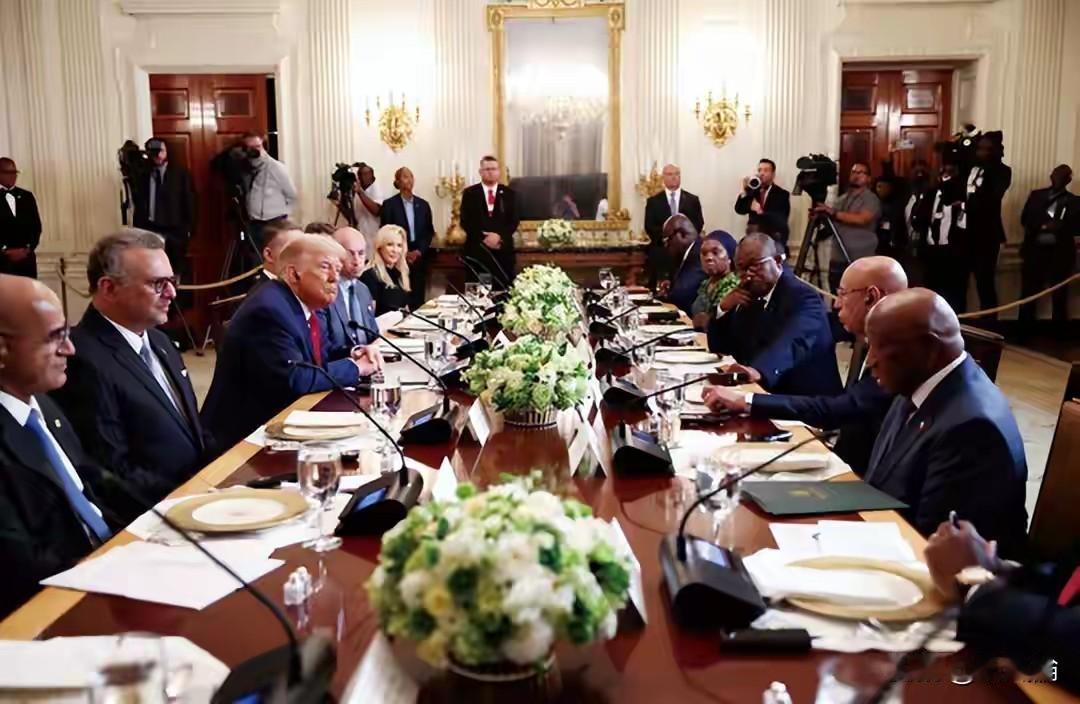 特朗普吓唬尼日利亚，中国战机能跟美军比试不？特朗普这货刚结束亚洲行，又不安分了