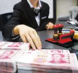 124万现金交给陌生人！八旬老人全程护送，警方的举动让无数人安心“这是我们