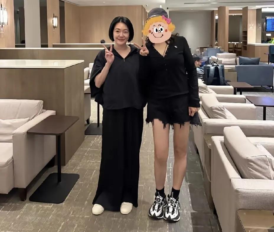 富婆小S低调现身上海，全家动员开启家庭旅行，带妈妈出来散散心小S一家前两天被拍