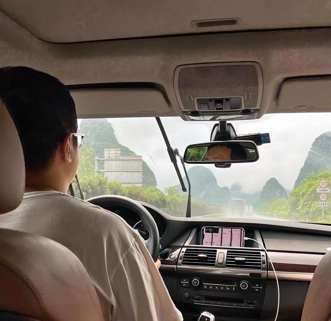 儿子想买车，计划15万左右，正在为买油车还是电车犹豫时，侄子说他想把自己的车卖了