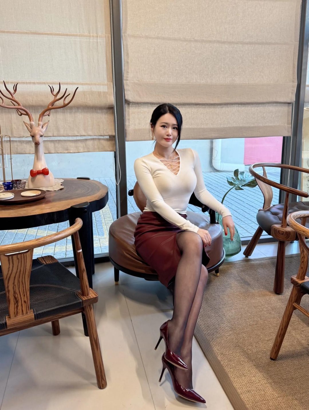 白色V领衫搭配洒红色开叉裙,女人味十足。。。