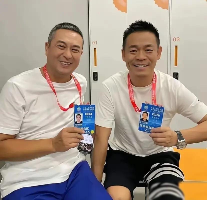 主持人问孙浩:“你和张嘉益，谁大？”孙浩说:“我比张嘉益大2岁。”这话一出来，很