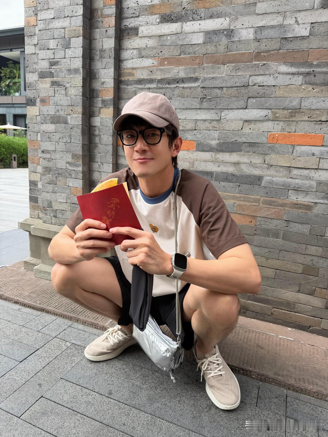 7月2日，林更新更新生活动态，并配文“坐着吃蹲着吃每天吃”。他发了两张照片，并换