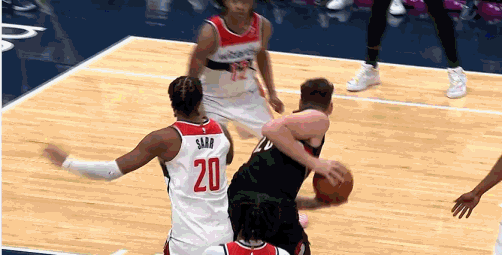 克林根憋屈啊今天打得真像个低级蓝领……大根子今天对位萨尔被完爆了。虽然数据好