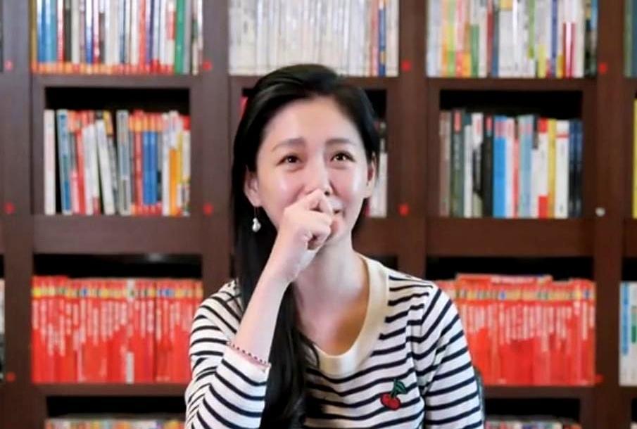 床垫烧了，热搜还在。大S没哭没闹，直接申请法院强制执行：该给的钱，一分不能