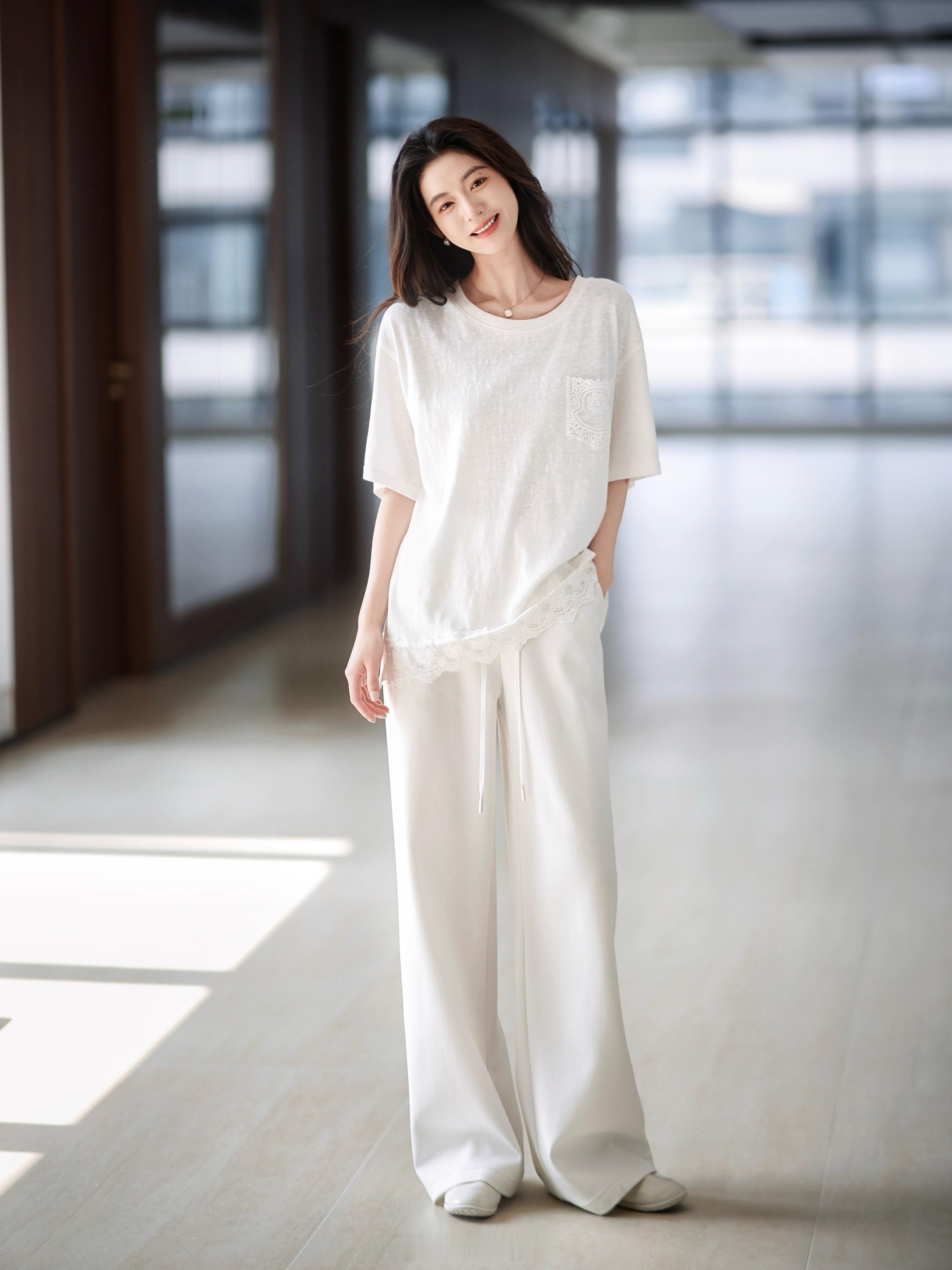 找到了！温柔又松弛的T恤！轻轻软软的下摆蕾丝完全不会扎口袋上还有绣花就超有气