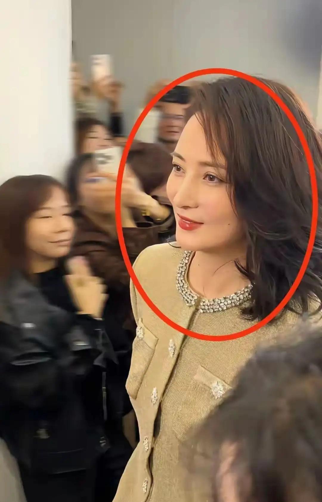 50岁的蒋勤勤这个状态太好了吧。难怪陈建斌对她宠爱不变。