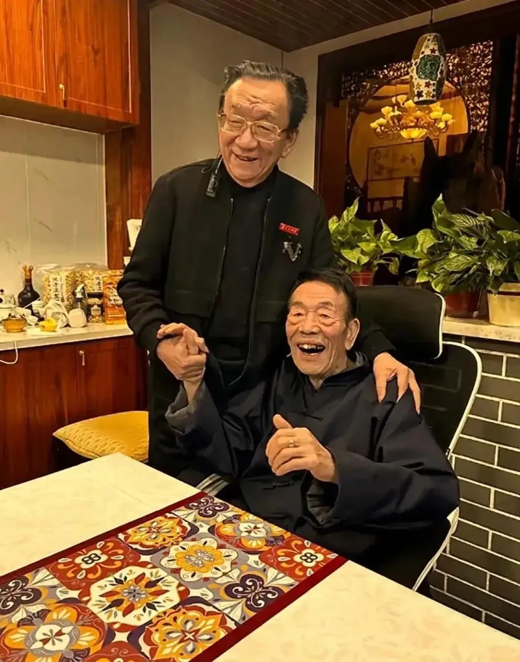 侯耀华说，“我对少华老师有自己的看法。年轻的时候他一个人工作，养活5个儿子和一个