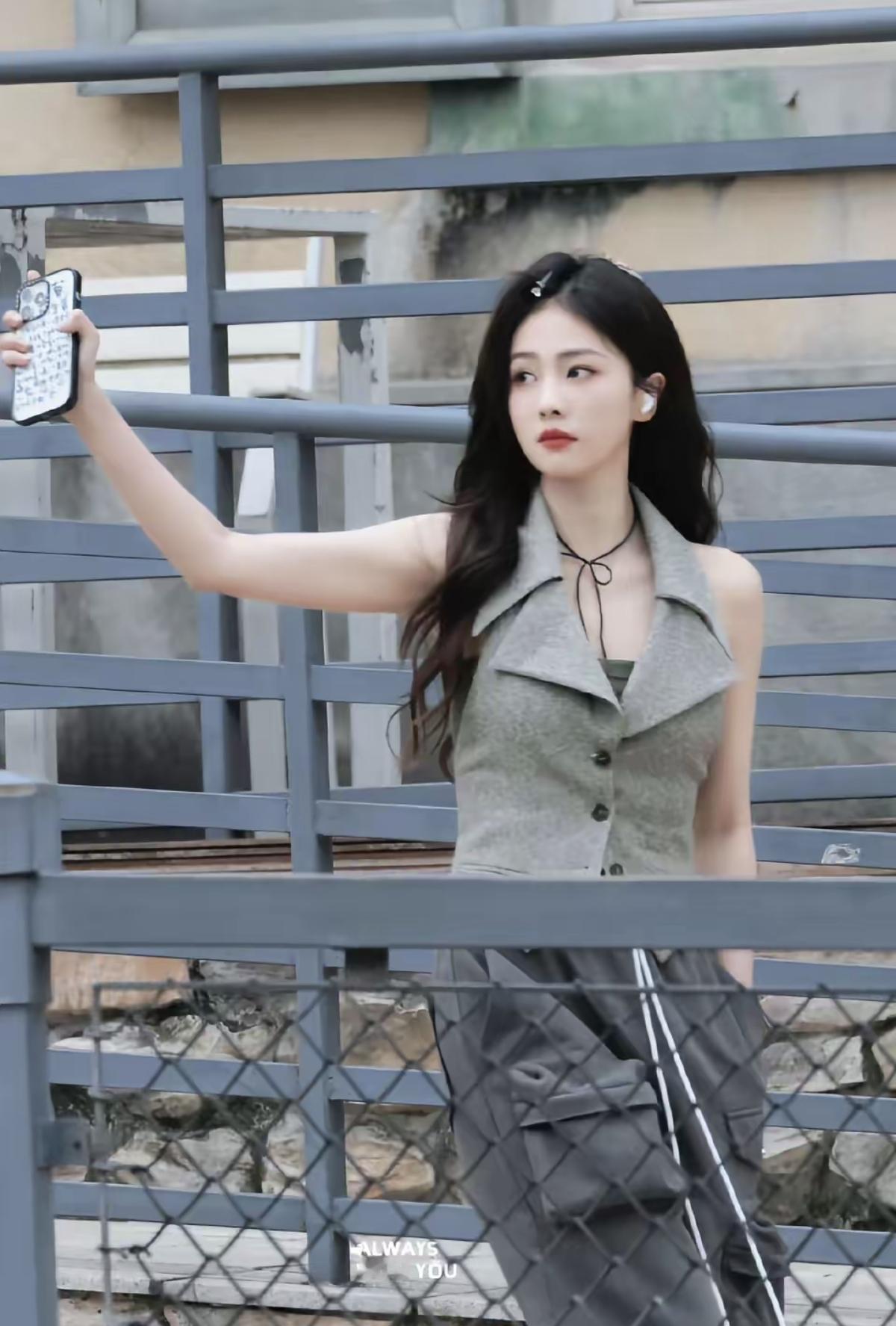 被白鹿的灰色系造型拿捏了，又酷又温柔的反差感[比心]白鹿这一身，又美又飒，走路都