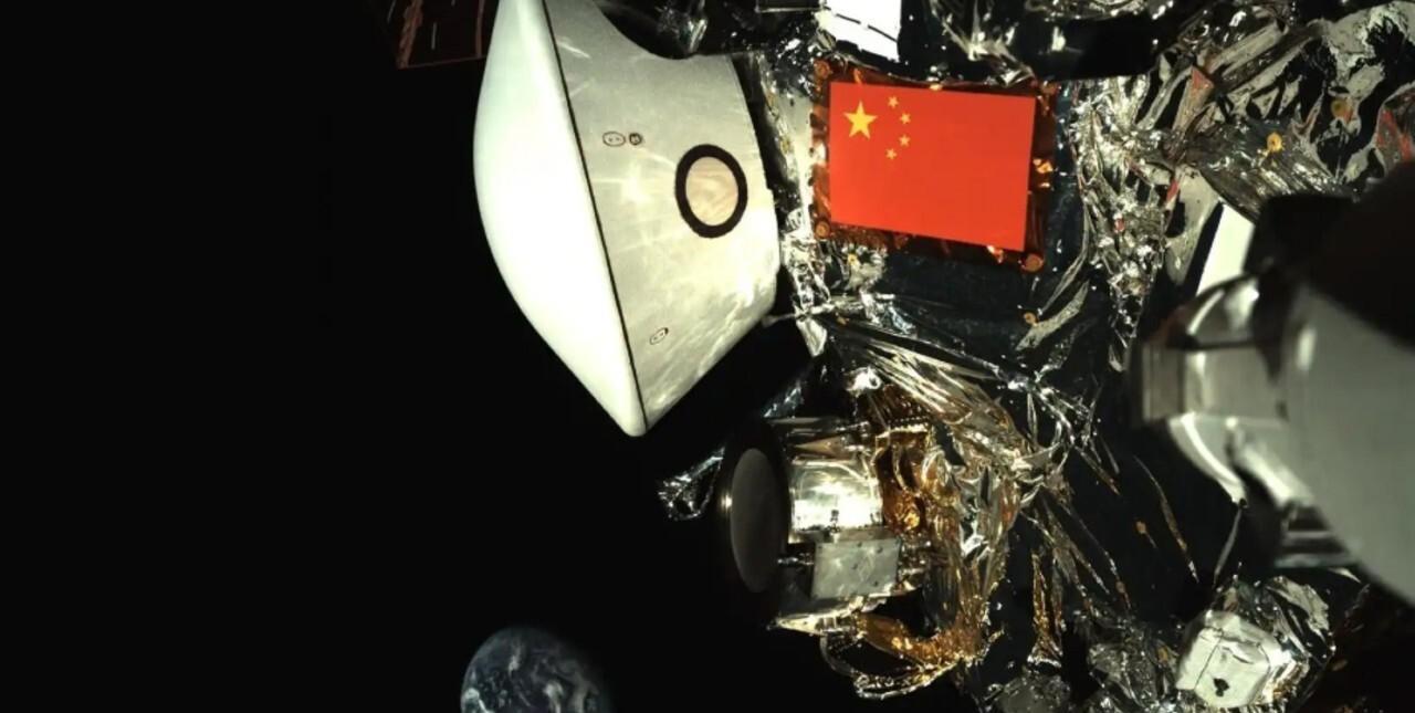 美媒关注：中国天问二号航天器自拍与地球合影！中国国旗在图片中也格外鲜艳醒目。