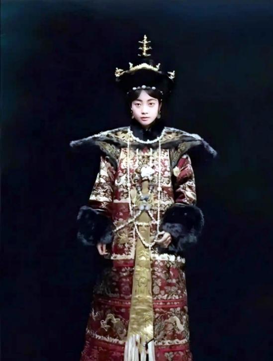 这是一张让人看一眼就挪不开目光的照片，照片里的女人眉眼如画，气质绝尘，可谁能想到