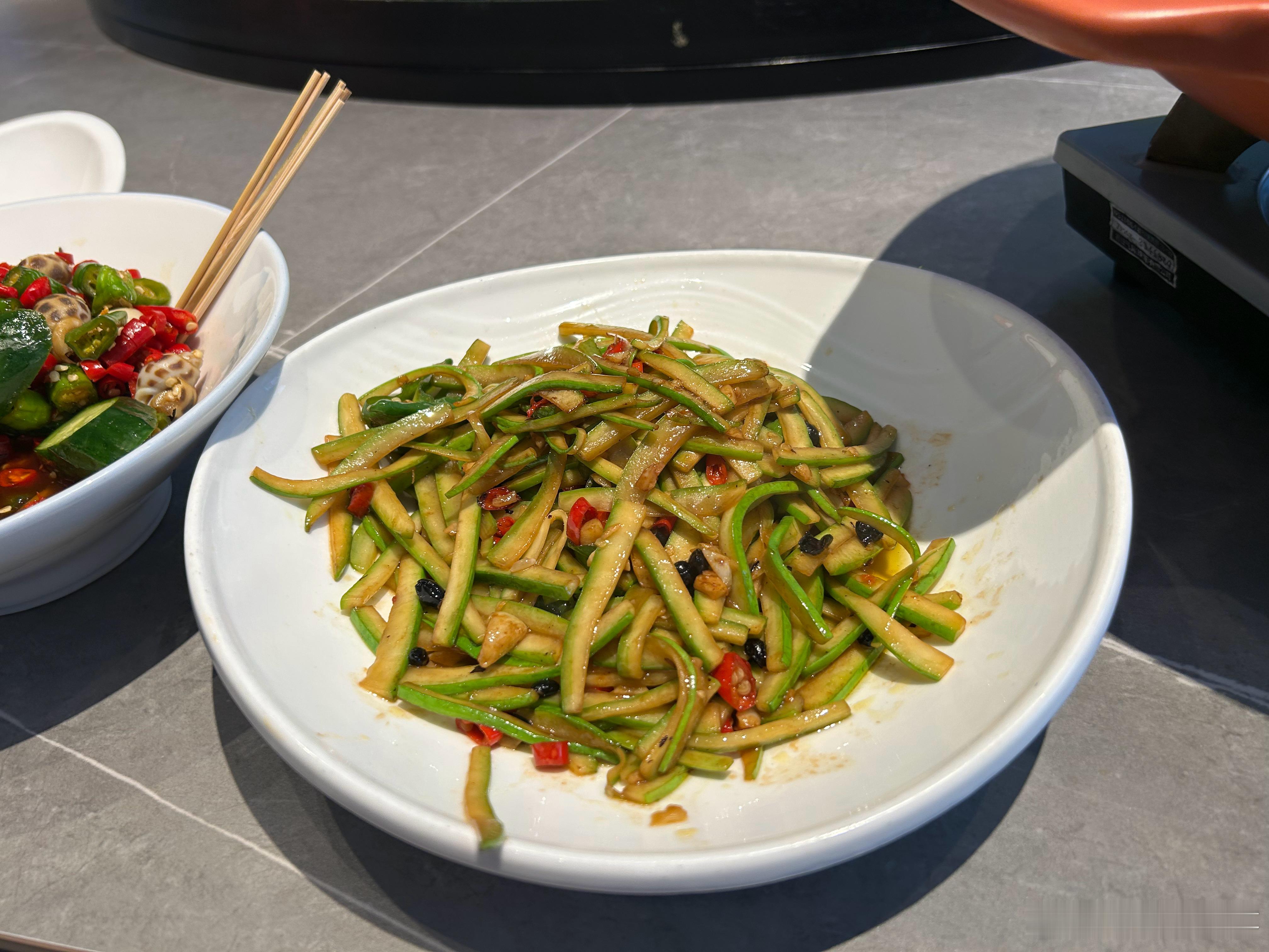 西瓜皮做成菜，还挺好吃🙈​​​