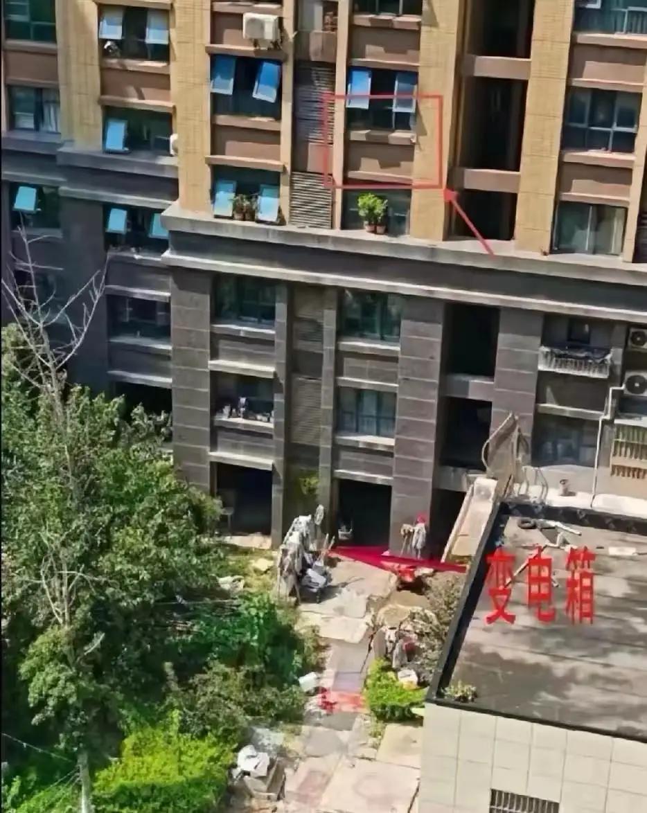 连云港母女坠楼风波：消防"只喷水不救人"？别急着骂，真相比眼泪更扎心连云港这