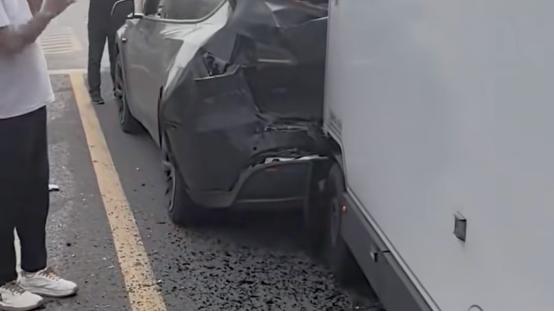 山东青岛，李先生驾车等红灯时遭遇追尾，当他捂着脑袋下车理论时，傻眼了，撞自己的居