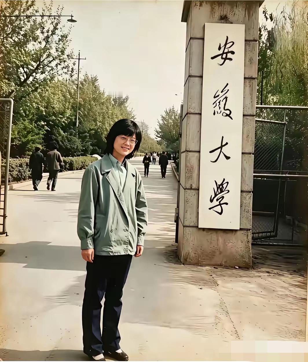 我打赌，当年能上这个大学的，现在也是大人物了吧，最少也是，厅级干部了吧。