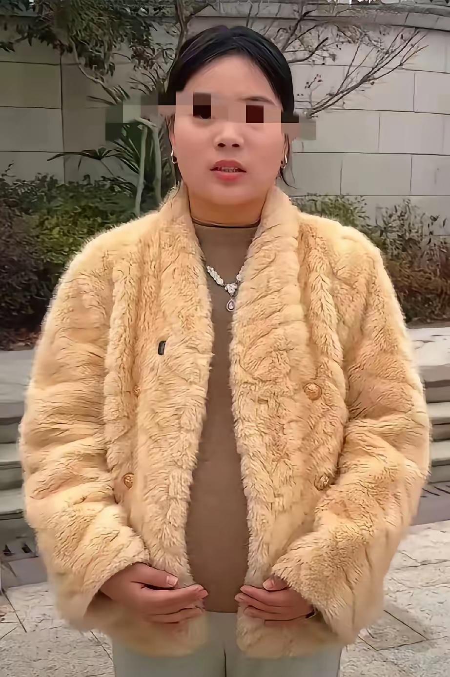 她刚查出怀孕两个月，丈夫突发心梗走了。婆婆拉着她的手说：“你肚子揣着老张家的根，