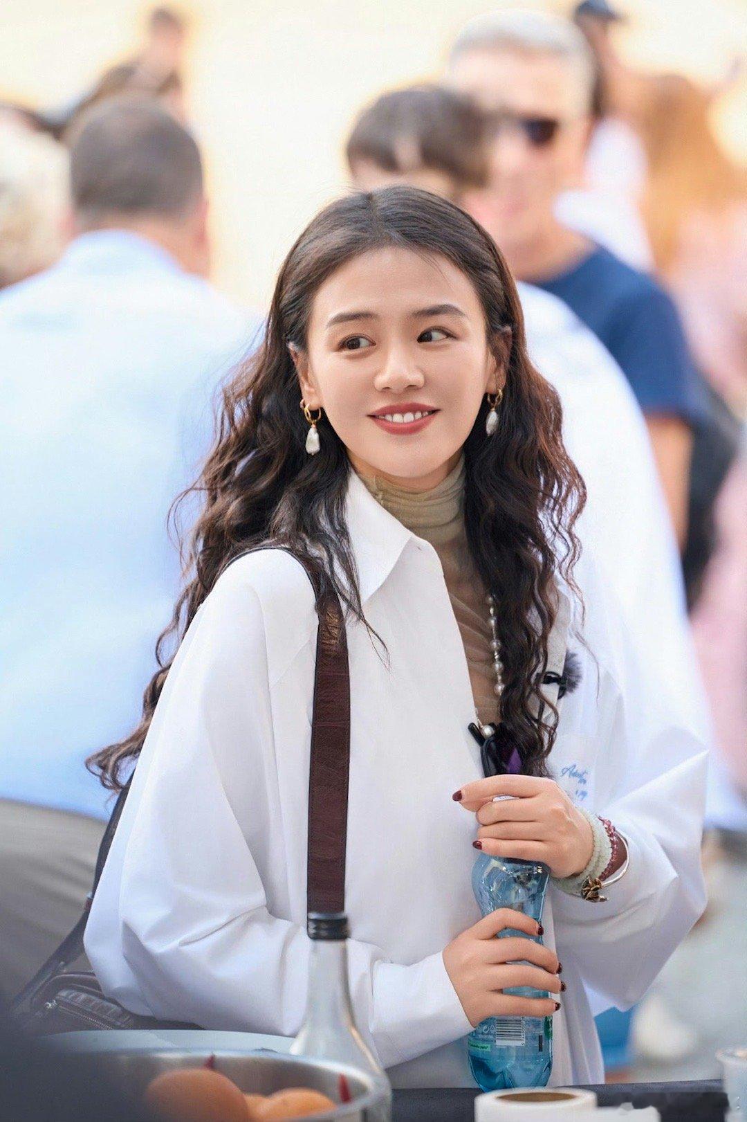 马思纯自然得像没搞一样美的自然、美的洒脱、宛如记忆中的邻家女孩！​​​