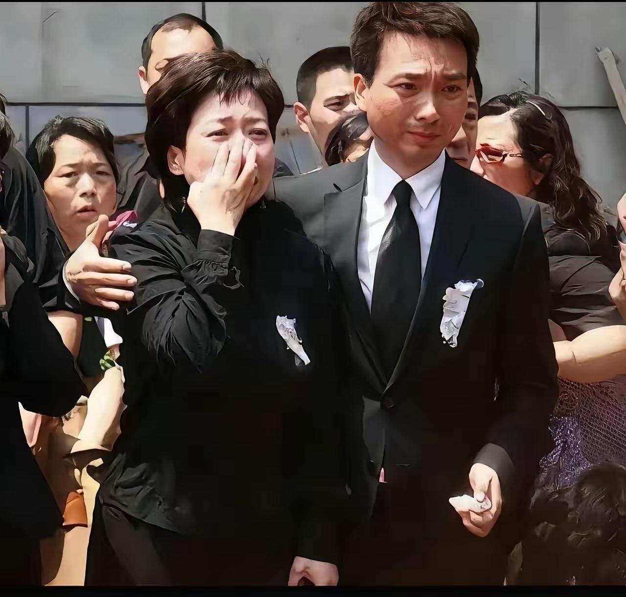 央视也经历许多悲痛时刻，罗京走的时候，贺红梅哭的一塌糊涂，一旁的康辉抱着她的肩膀