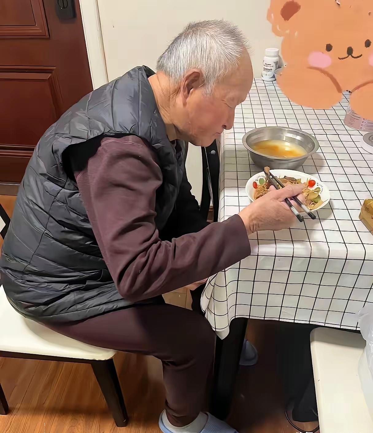 我爸今年95了，身体硬朗没三高。昨天吃饭的时候人走了，说走就走了。早上还自己