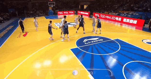 见过五中锋阵容吗？CBA全明星周末正赛中，徐杰带着王哲林、洛夫顿、徐昕、胡金秋直