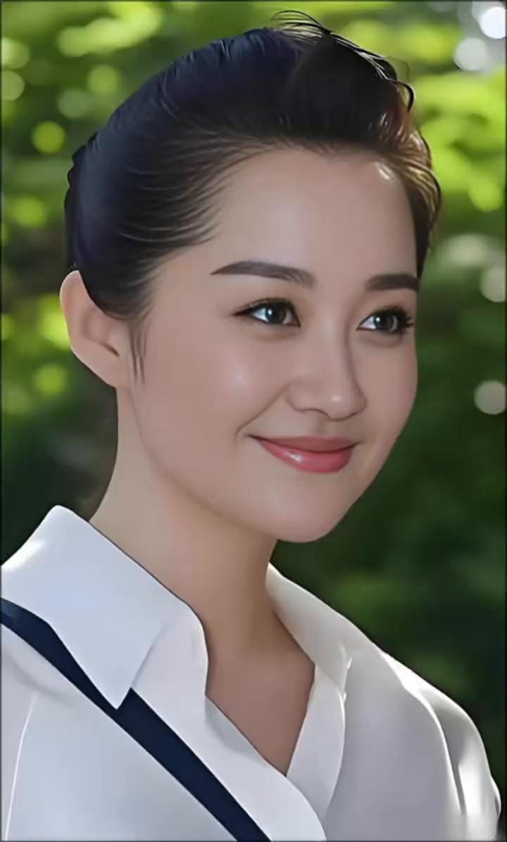 她的美让人过目难忘，五官如精心雕琢的艺术品，气质清冷又迷人。帅气与妩媚在身上交融