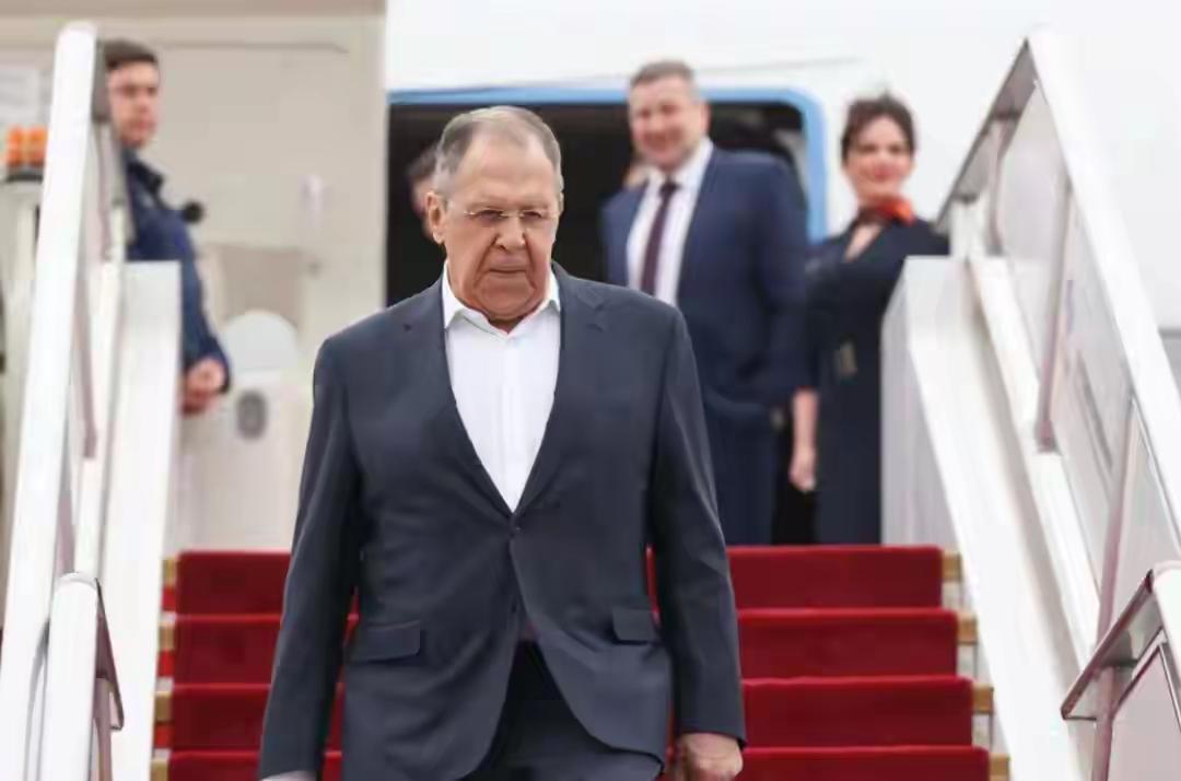 拉夫罗夫当场许诺，中国石油稳了！特朗普的算计彻底落空中东战火蔓延，霍尔木兹