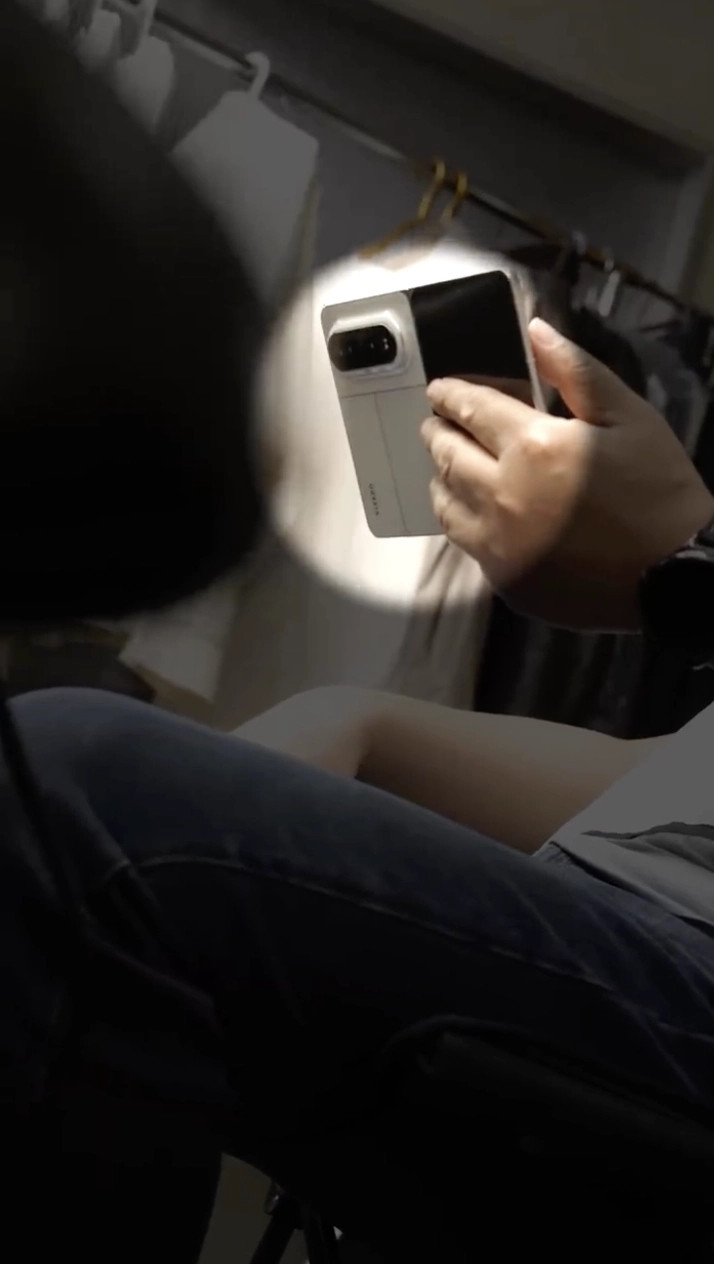 华为余承东亲自展示新款阔折叠—华为PuraXMax外观。该产品将于4月