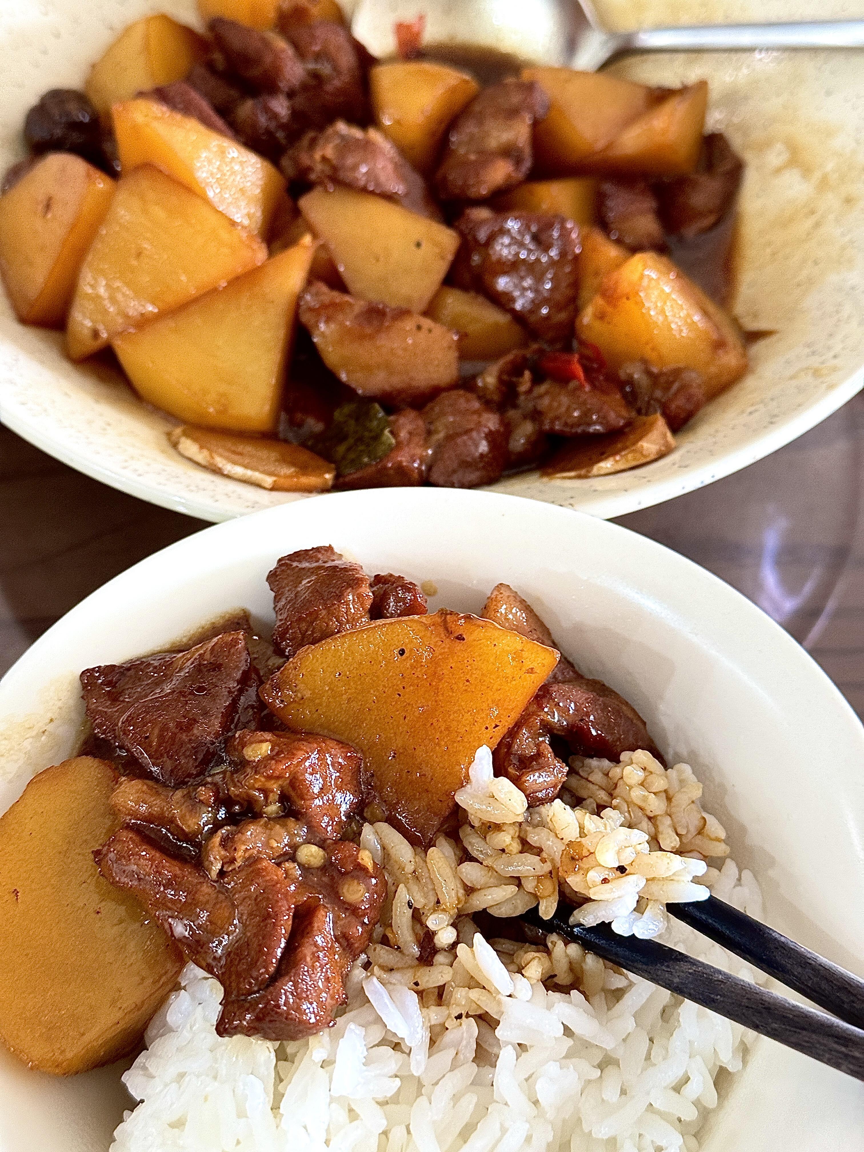 家常土豆烧肉｜香糯入味，汤汁拌饭香到迷糊家人们，谁能拒绝一碗软烂入味的土豆烧肉