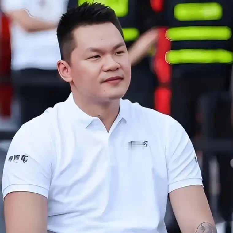 同爸不同命！朱芳雨3个儿子命运差距太大，钱真的是万能钥匙吗？三个儿子三种人生。