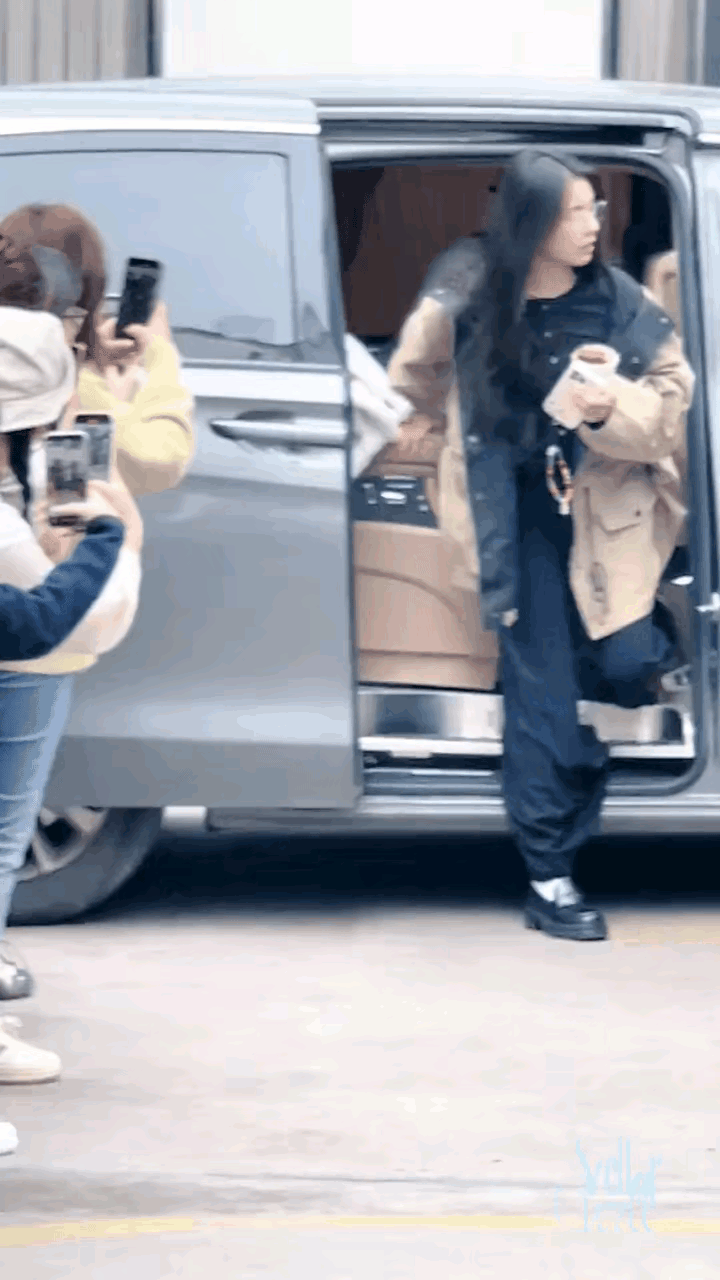 第一次知道林允是这么走路的，走个路，岔非要开得那么大吗？往两边栽愣，有点像我奶奶