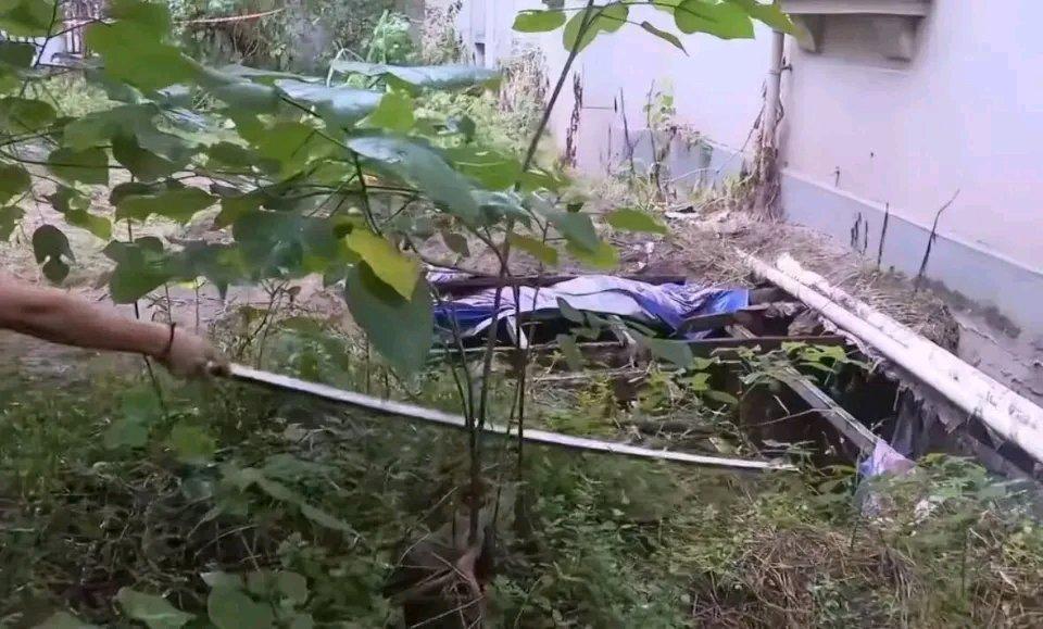 重庆这起男子捡鞋坠入绿化带深坑身亡的事件太让人痛心了。小区里有这样隐蔽的深坑，谁