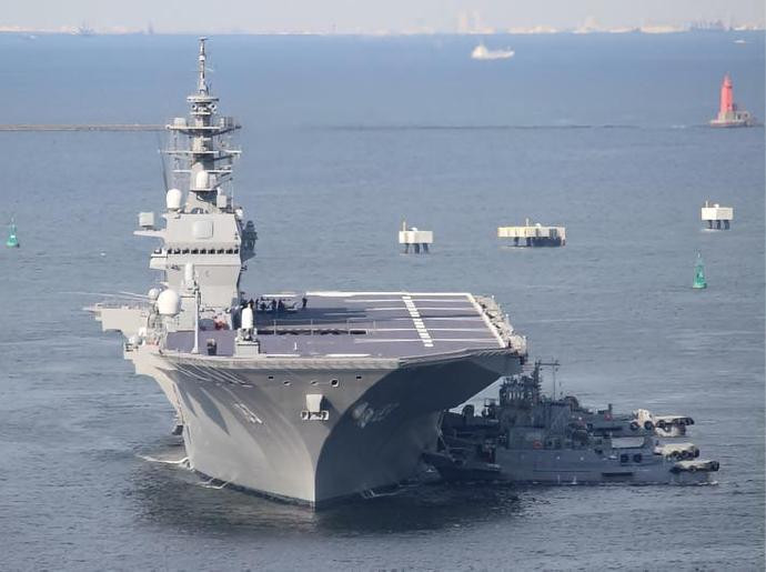 每天认识一件兵器日本“出云”级直升机驱逐舰“出云”级是日本新一代直升机驱逐舰，