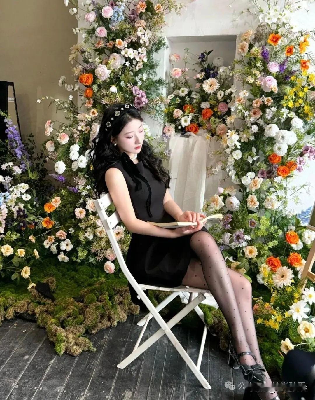 优雅黑裙，咖啡馆的浪漫时光！