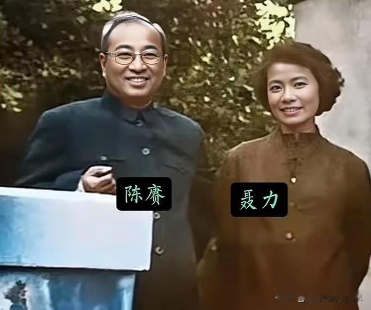 这张旧照定格了陈赓大将与女儿聂力并肩而立的温情瞬间。陈赓身着深色中山装，架着眼