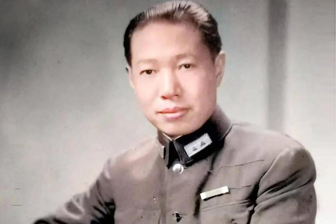 1954年初秋，张群在蒋介石办公室门口站了快十分钟，才推门进去。一开口声音压得很