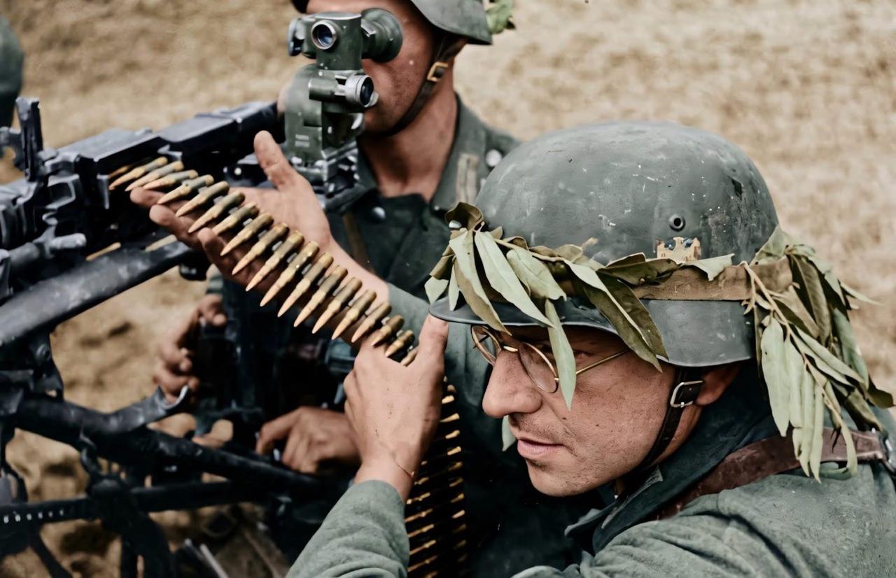 一支德国国防军（Wehrmacht）MG34机枪班正在架设三脚架，并安装瞄准镜