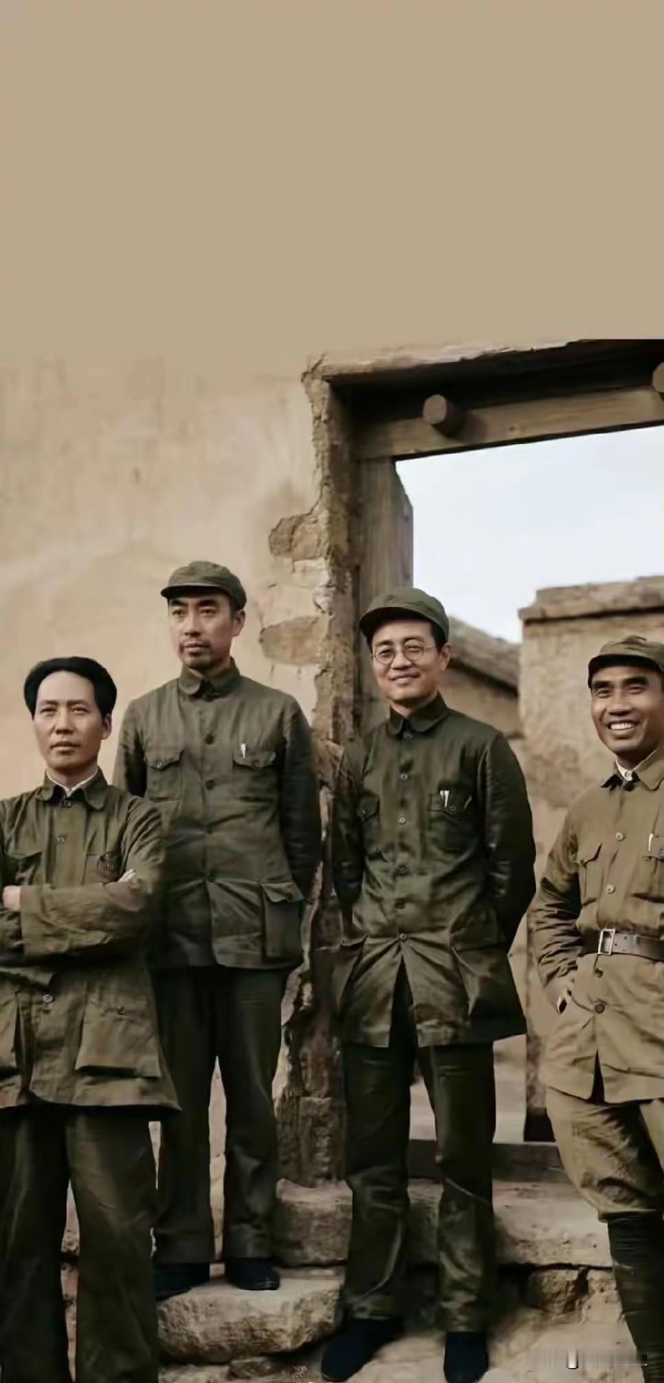 这张合影我第一次见到看样子应该是拍摄于30年代末的延安，看照片中的四位都特别