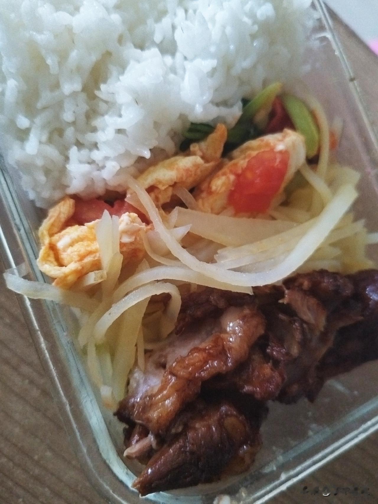 某天，给高中生送的盒饭。打开，香气扑鼻而来，母爱淋漓尽致。这几天，发现好多新高
