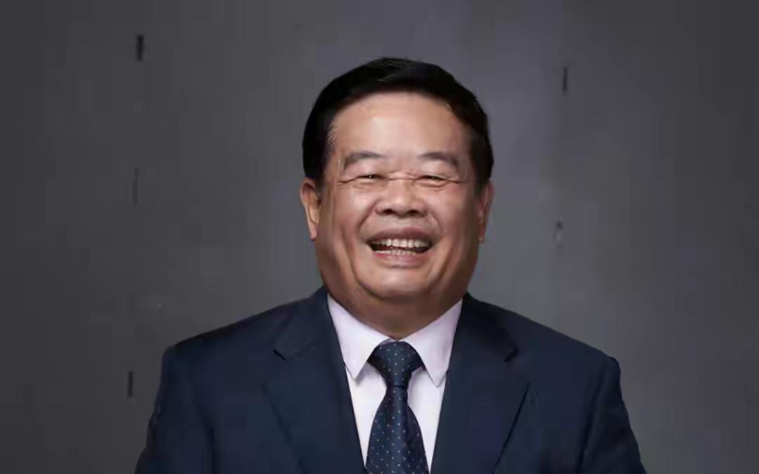 看到曹德旺i正式交班其子曹晖i是不是觉得宗庆后的失策了。曹德旺今年79岁了，他